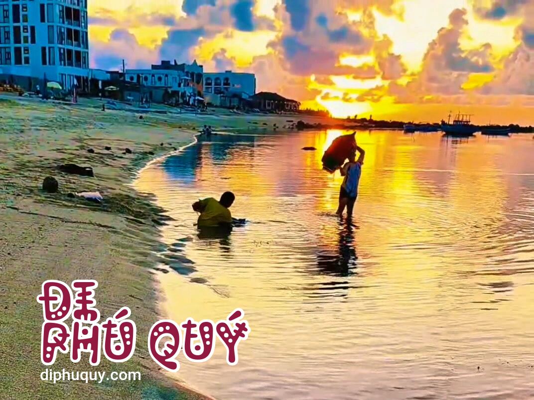 Chiều xuống, biển khoác lên mình chiếc áo vàng óng của nắng cuối ngày, Đi Phú Quý