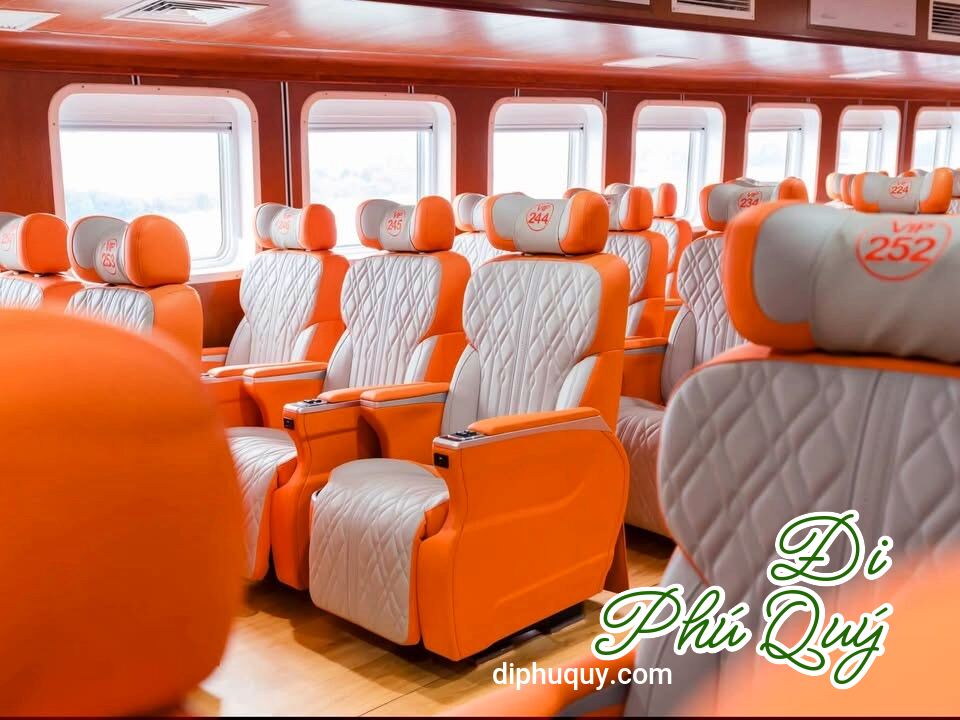 Cũng là tàu Phú Quý Express nhưng em này mang một phong cách hoàn toàn khác với chiếc, Đi Phú Quý