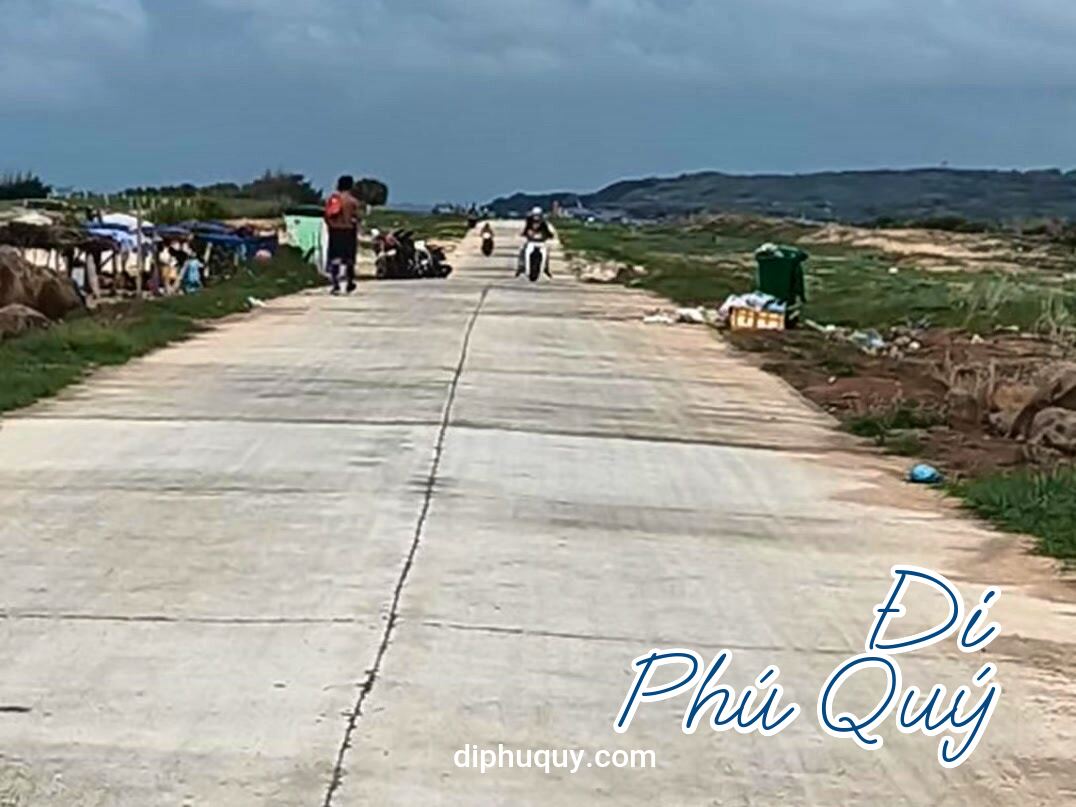 Đang dắt đoàn ra bến ca nô chuẩn bị đi Hòn Tranh thì điện thoại reo: Lợi ơi, thời, Đi Phú Quý
