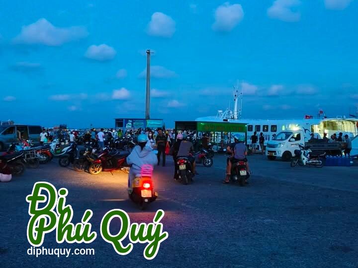 Đón khách chuyến tàu muộn hôm nay! Cũng đông giữ lắm, Đi Phú Quý