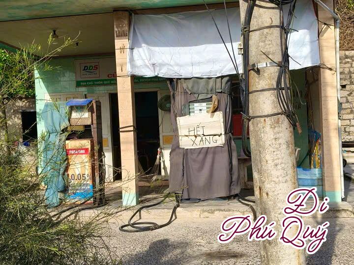 Hết xăng chuyện thường gặp mỗi mùa gió lớn ở Phú Quý. Cây xăng bên trung tâm và, Đi Phú Quý