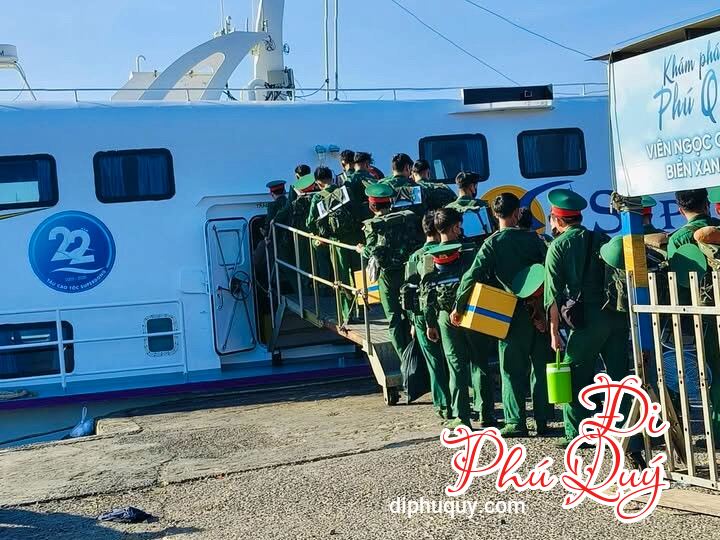 Hôm nay đưa khách xuống tàu về lại đất liền, tình cờ gặp mấy chú bộ đội xuất ngũ,, Đi Phú Quý