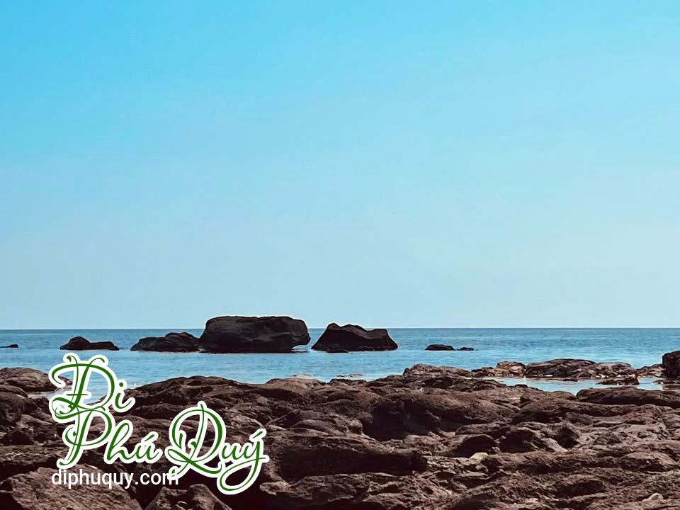 Hòn này gọi là hòn Trần nằm. Ngày xưa có trâu trôi lũ trong đất liền ra đây, có người, Đi Phú Quý