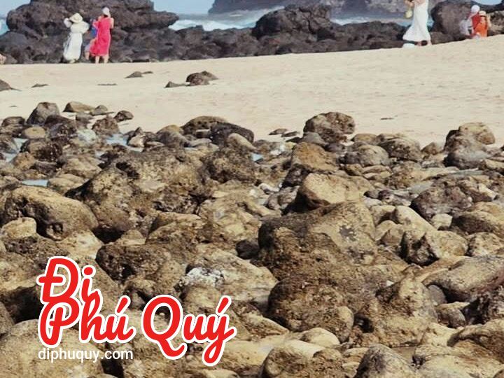 Hòn Trứng Nhỏ với Hòn Dù là hai hòn đá nhỏ nằm gần Hòn Tranh, phía Đông Nam, Đi Phú Quý