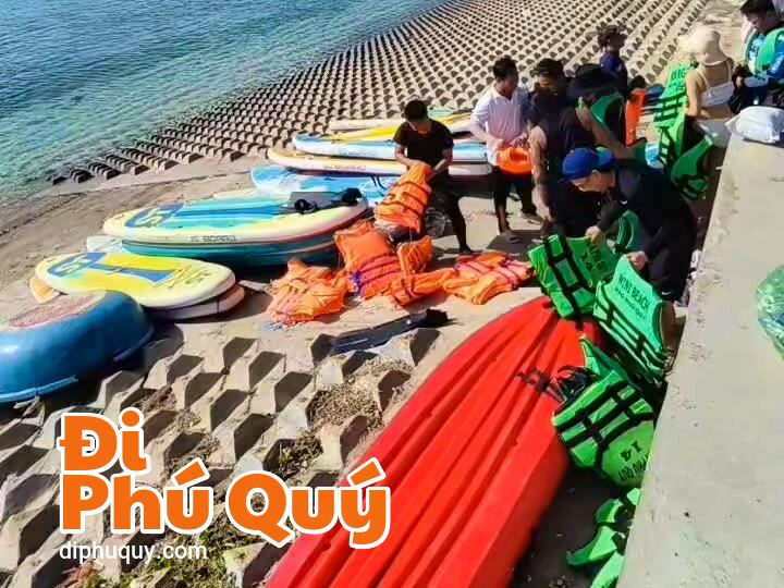 Một buổi chơi hết mình trên biển, Đi Phú Quý