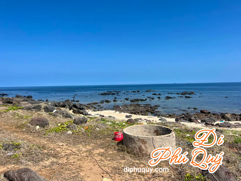 Một Giếng cổ ở khu điện gió, chắc trăm năm rồi. Vẫn còn nước ngọt, đang sử dụng., Đi Phú Quý