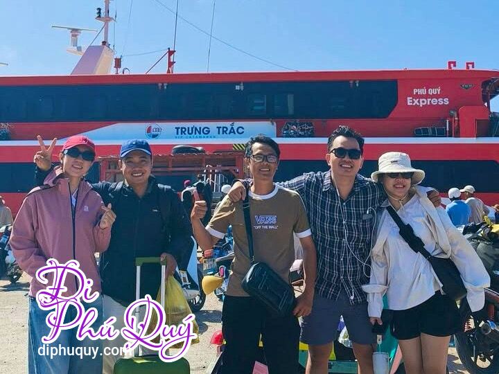 Một tấm hình check-in sương sương cùng các bạn khách từ TP.HCM trước khi lên tàu, Đi Phú Quý