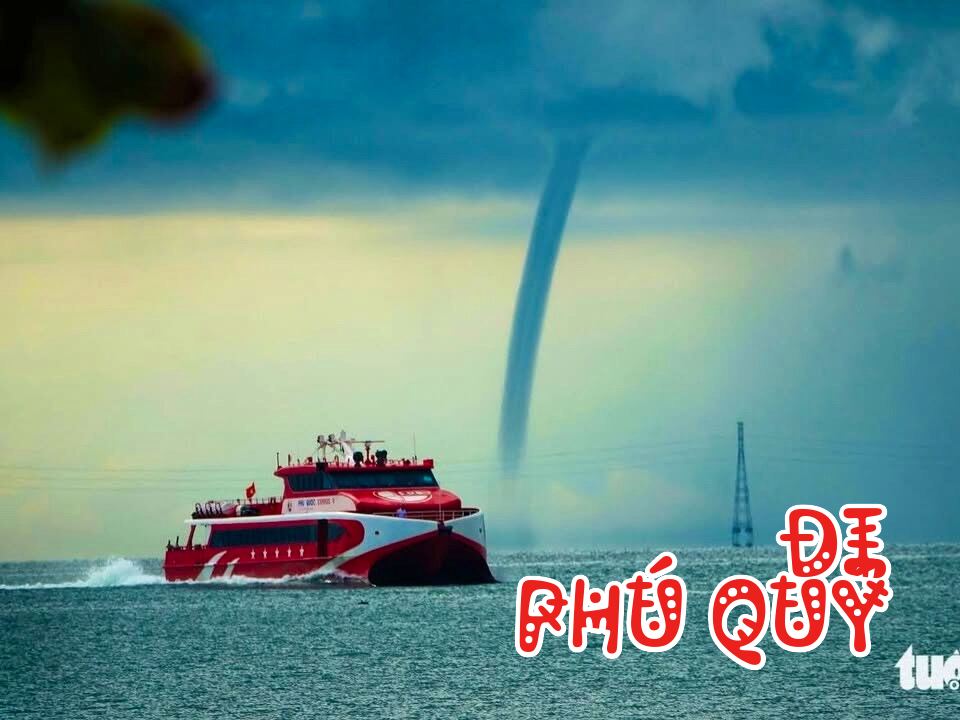 Nhớ hồi còn đi biển, mỗi lần thấy vòi rồng là ông bác kêu nổ máy rồ ga thật to, nói, Đi Phú Quý