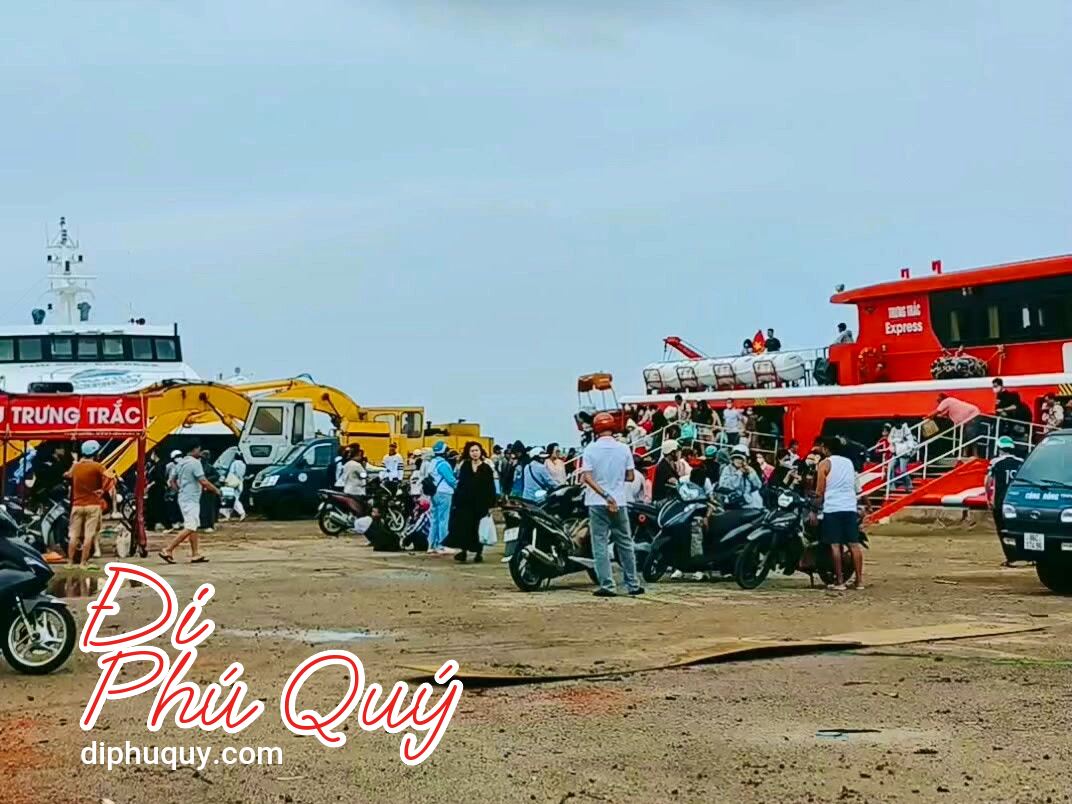 Tàu cập bến, khách lên bờ Phú Quý lại thêm một ngày cuối tuần rộn ràng, Đi Phú Quý