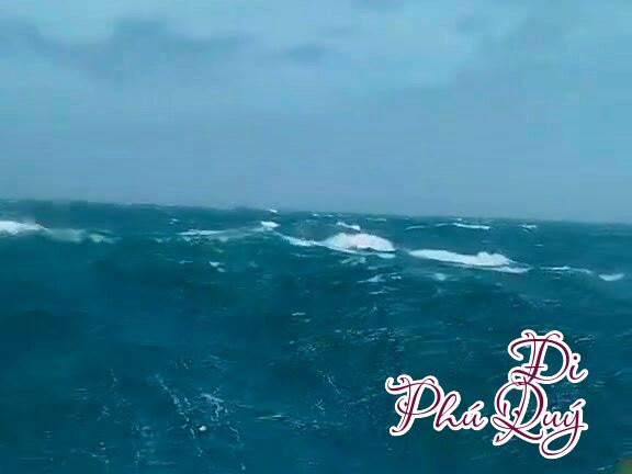 Tàu Khách Nghỉ Tàu Hậu Cần Vẫn Chạy, Đi Phú Quý